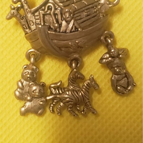 Vintage Signed Avon Noah's Ark Charm Brooch Pin Gold-Tone - Panda Zebra Gorilla - Picture 3 of 6